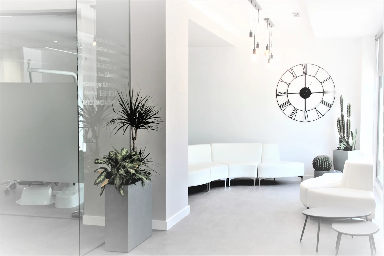 Sala de espera de la clínica dental Orthocare dental en Boadilla del Monte