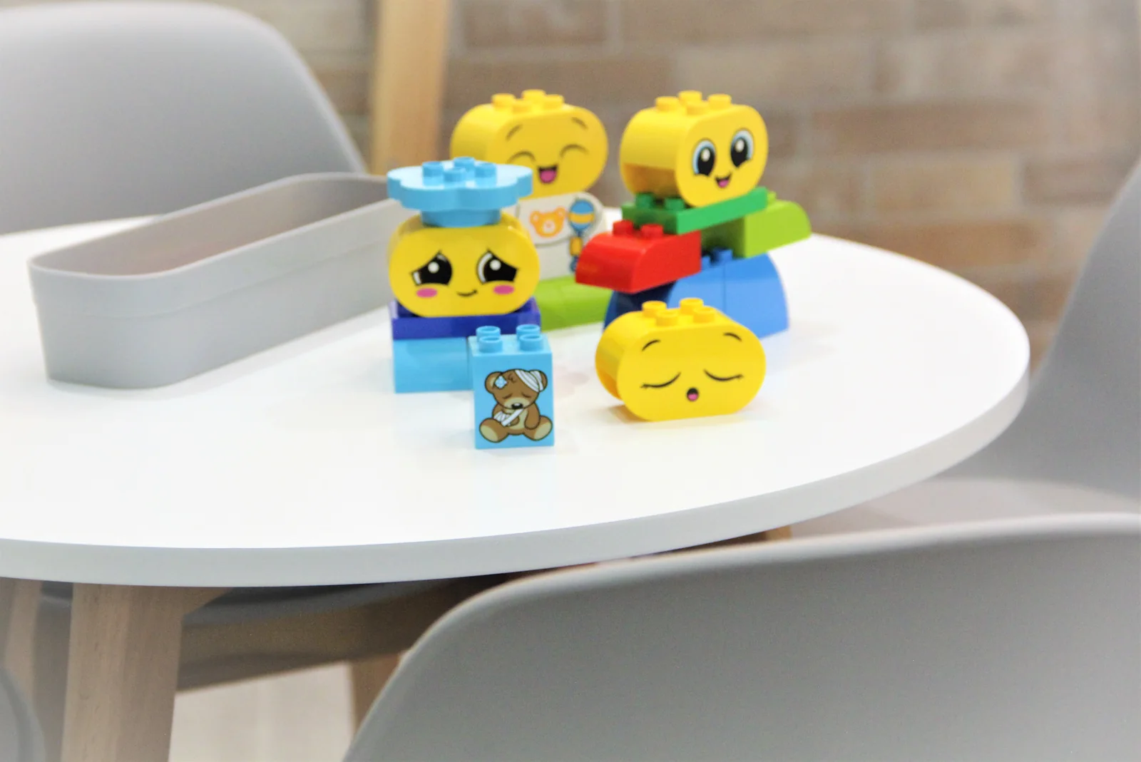 Juguetes de colores en la zona infantil del dentista para niños en Boadilla