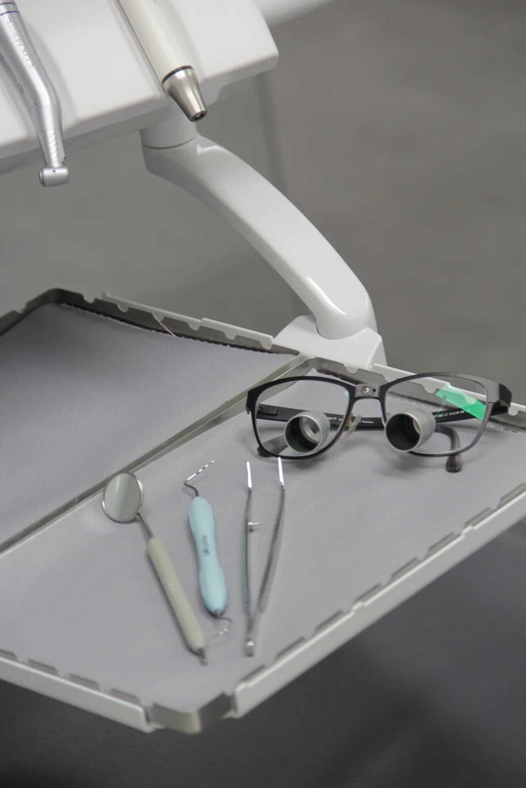 Instrumental de endodoncia y lupas de aumento en la clínica dental de Boadilla