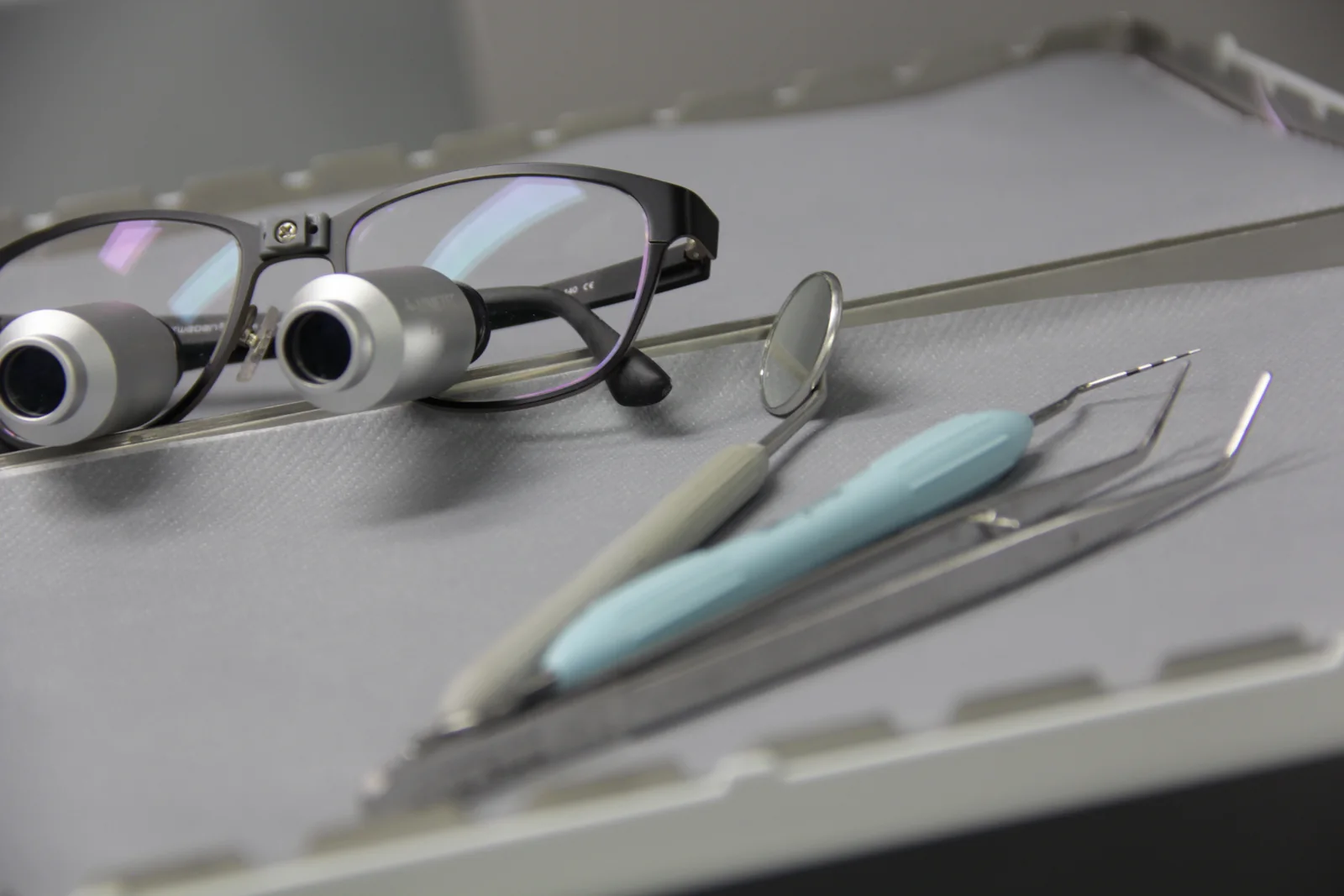 Instrumental para tratamientos de periodoncia en la clínica dental de Boadilla